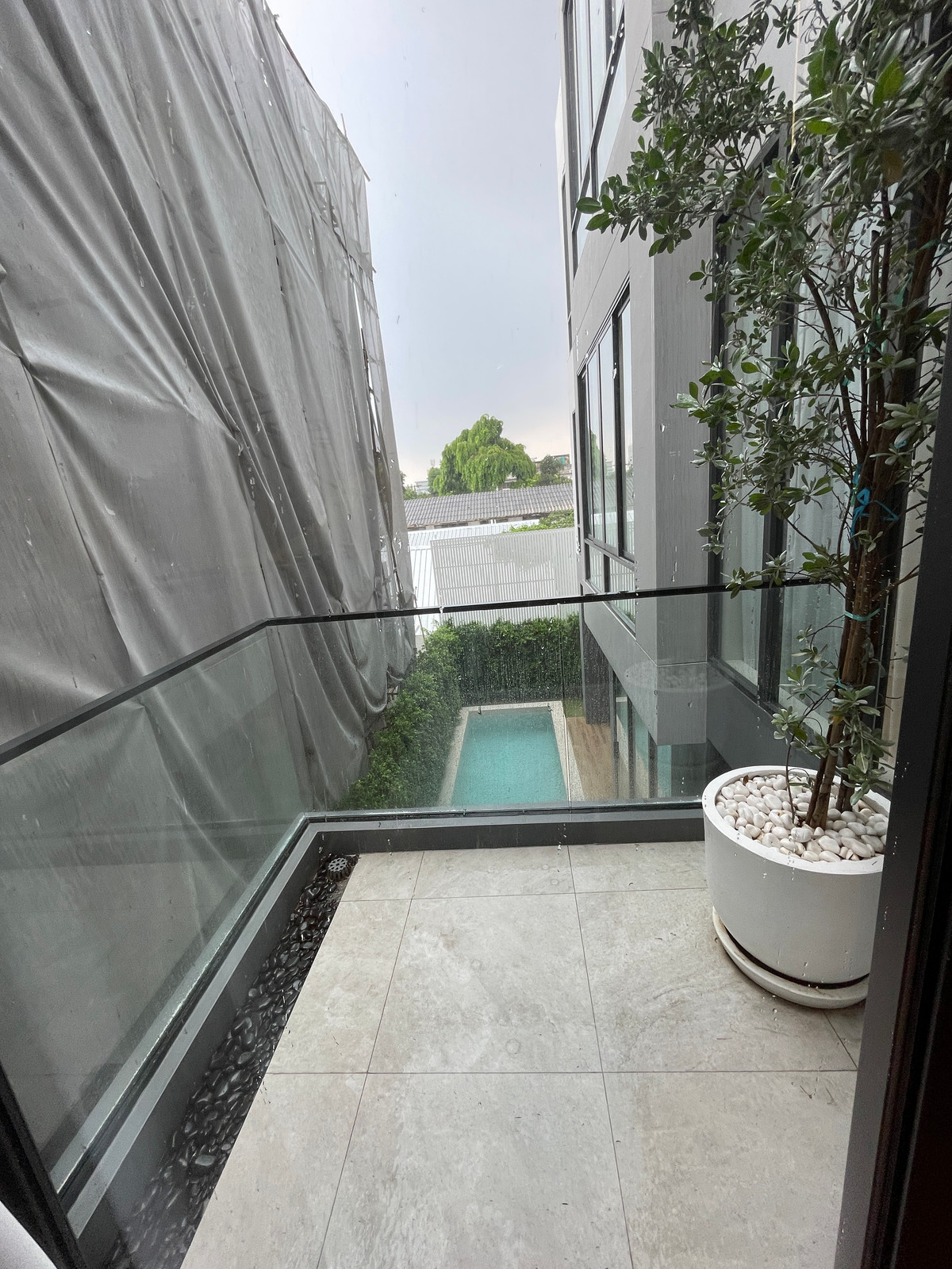 ขายบ้านโชคชัย4 ลาดพร้าว71 : ขายบ้านเดี่ยว Super Luxury THIRRA Ladprao แบบ Signature 575 ตร.ม. พร้อมสระว่ายน้ำส่วนตัว ตกแต่งครบพร้อมเครื่องใช้ไฟฟ้า ใกล้ MRT ภาวนา เพียง 700 ม.