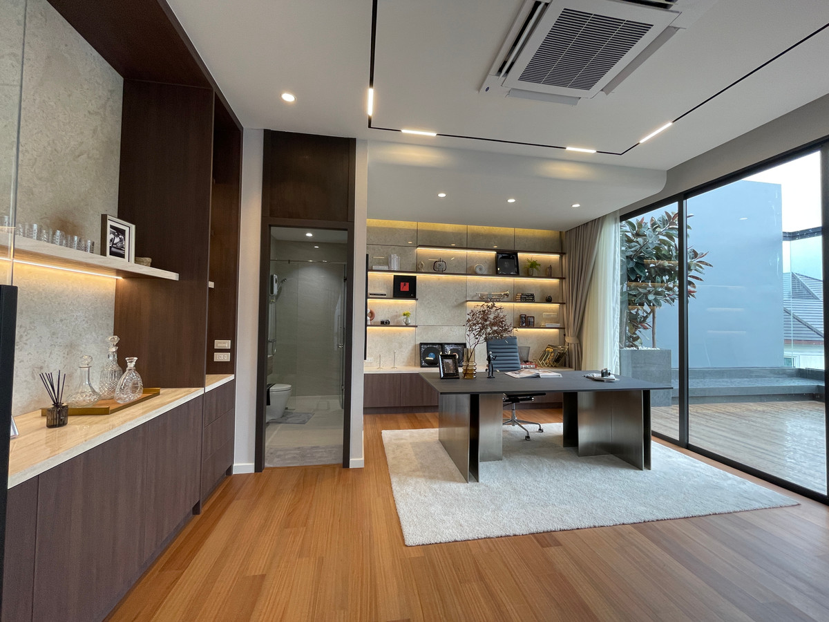 ขายบ้านโชคชัย4 ลาดพร้าว71 : ขายบ้านเดี่ยว Super Luxury THIRRA Ladprao แบบ Signature 575 ตร.ม. พร้อมสระว่ายน้ำส่วนตัว ตกแต่งครบพร้อมเครื่องใช้ไฟฟ้า ใกล้ MRT ภาวนา เพียง 700 ม.