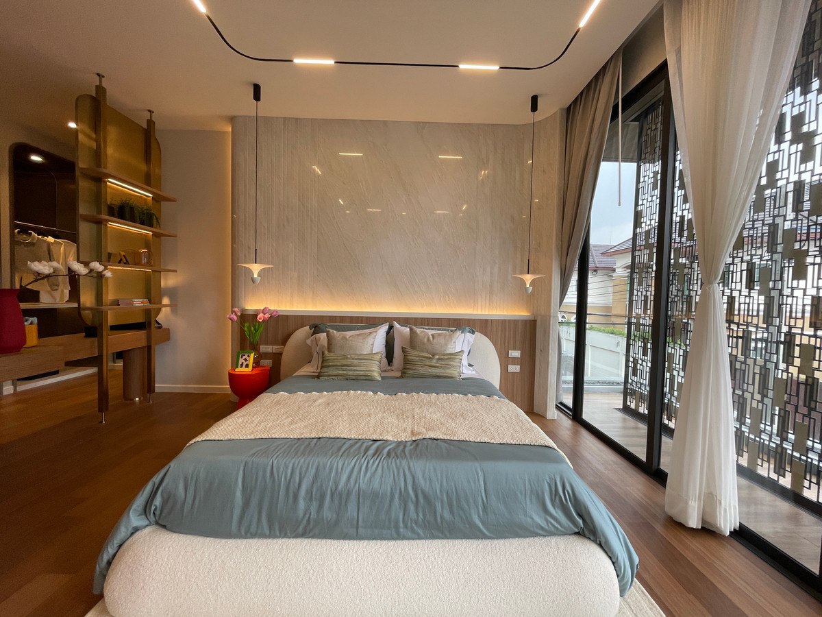 ขายบ้านโชคชัย4 ลาดพร้าว71 : ขายบ้านเดี่ยว Super Luxury THIRRA Ladprao แบบ Signature 575 ตร.ม. พร้อมสระว่ายน้ำส่วนตัว ตกแต่งครบพร้อมเครื่องใช้ไฟฟ้า ใกล้ MRT ภาวนา เพียง 700 ม.