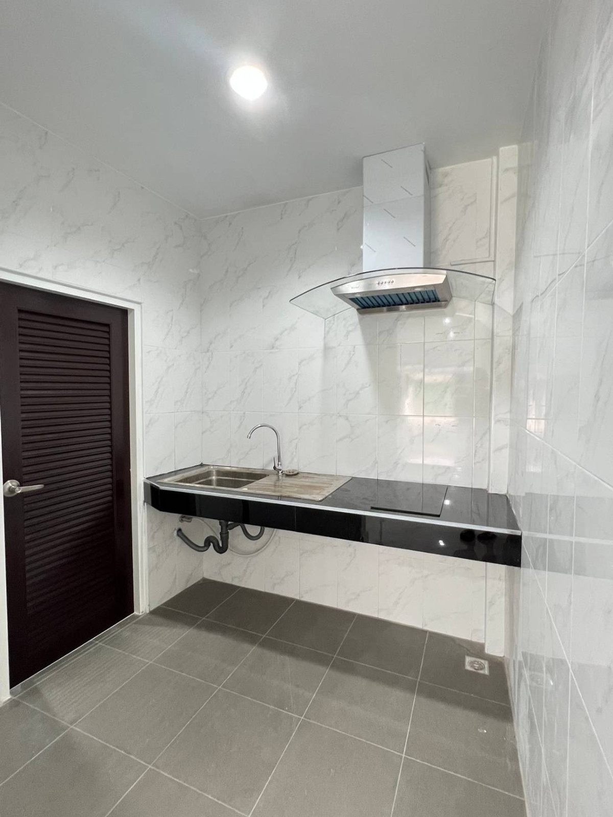 For RentShop HouseSukhumvit, Asoke, Thonglor : Commercial building for rent near BTS Bang Chak, only 2 minutes.