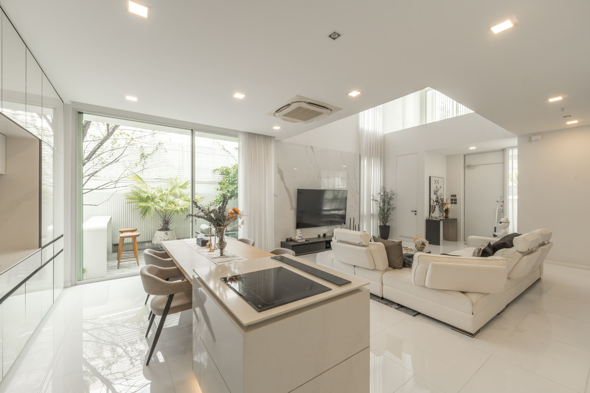 ขายบ้านเลียบทางด่วนรามอินทรา : ขายบ้านหรู VIVE เอกมัย–รามอินทรา ตกแต่งใหม่ พร้อมเข้าอยู่  พื้นที่กว้าง ฟังก์ชันครบ