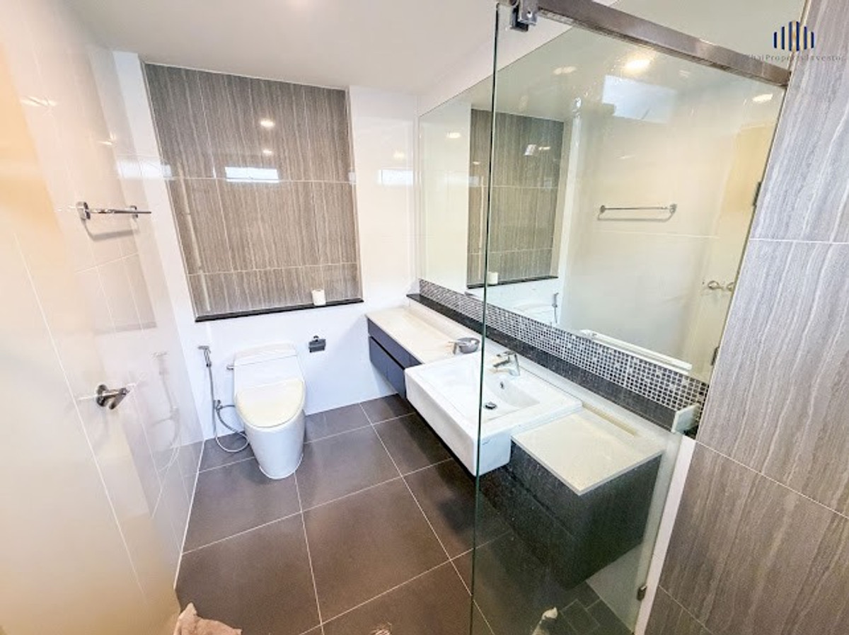 For SaleHousePattanakan, Srinakarin : Exceptional Value – A spacious family home with usable space for the whole family and a private backyard that does not face any neighbors. For sale: 2-storey detached house at The City Pattanakarn, a quality project by AP Thailand. Land size 66.5 sq.wah, 