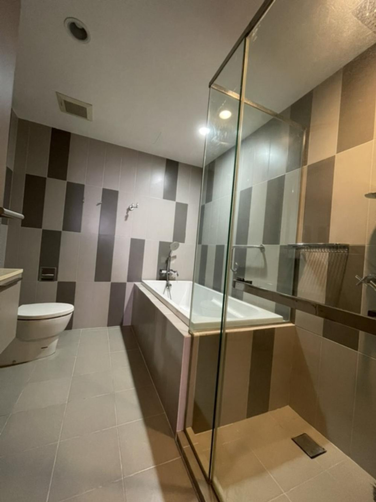 ขายคอนโดวงเวียนใหญ่ เจริญนคร : Teal Sathorn Taksin【𝐒𝐄𝐋𝐋 & 𝐑𝐄𝐍𝐓】🔥ห้อง 3 นอน 3 น้ำ ห้องใหญ่ เหมาะกับครอบครัว ตกแต่งพร้อม สไตล์โมเดิร์น เฟอร์ครบครัน🔥 ติดต่อไลน์ไอดี: @hacondo