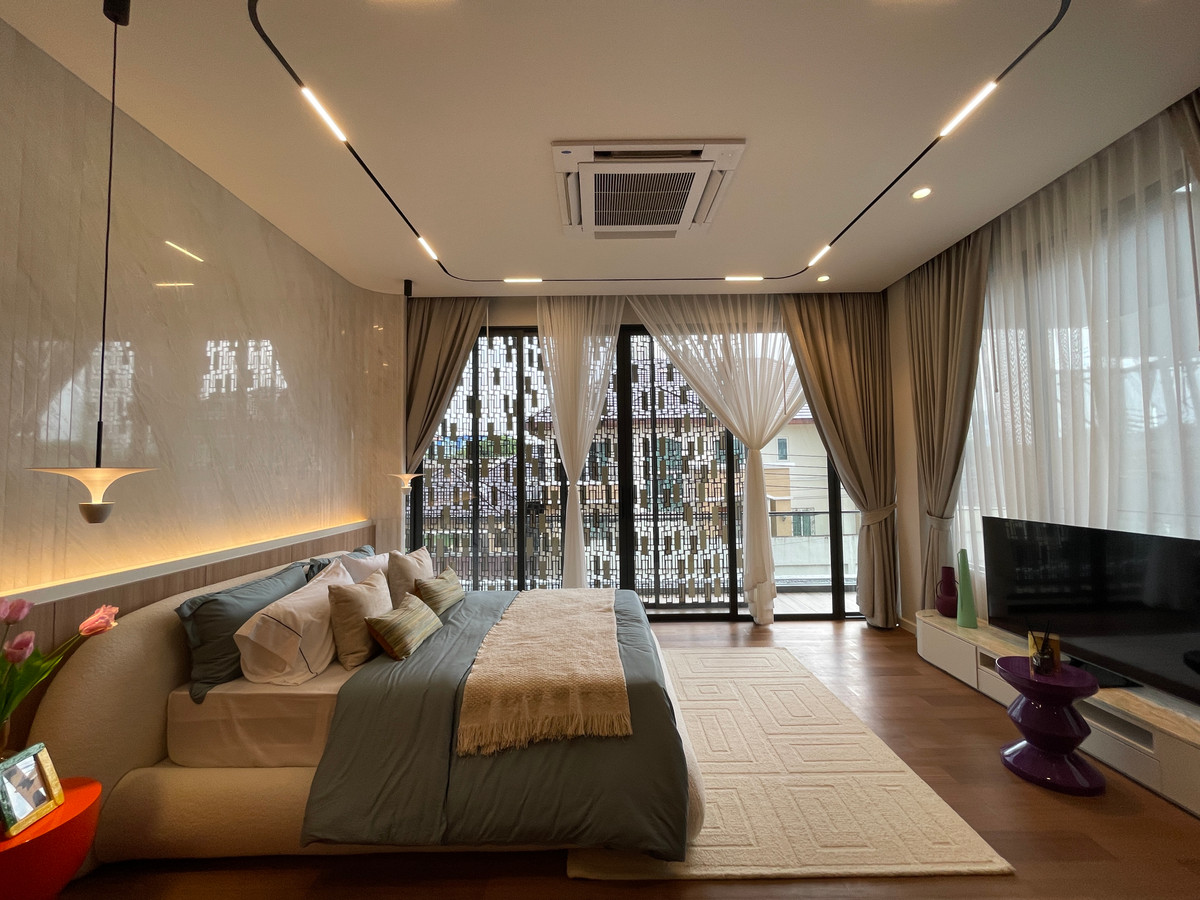 ขายบ้านโชคชัย4 ลาดพร้าว71 : ขายบ้านเดี่ยว Super Luxury THIRRA Ladprao แบบ Signature 575 ตร.ม. พร้อมสระว่ายน้ำส่วนตัว ตกแต่งครบพร้อมเครื่องใช้ไฟฟ้า ใกล้ MRT ภาวนา เพียง 700 ม.