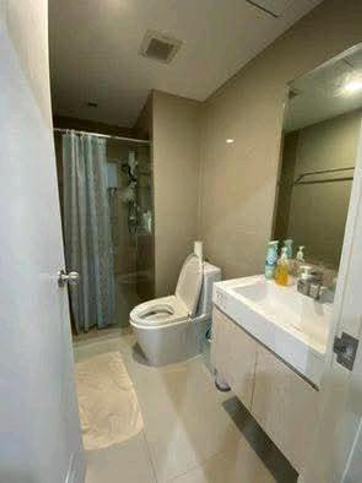 For RentCondoPattanakan, Srinakarin : Next to the Airport Rail Link + MRT + SRT Hua Mak, just a few minutes walk. Convenient location to travel