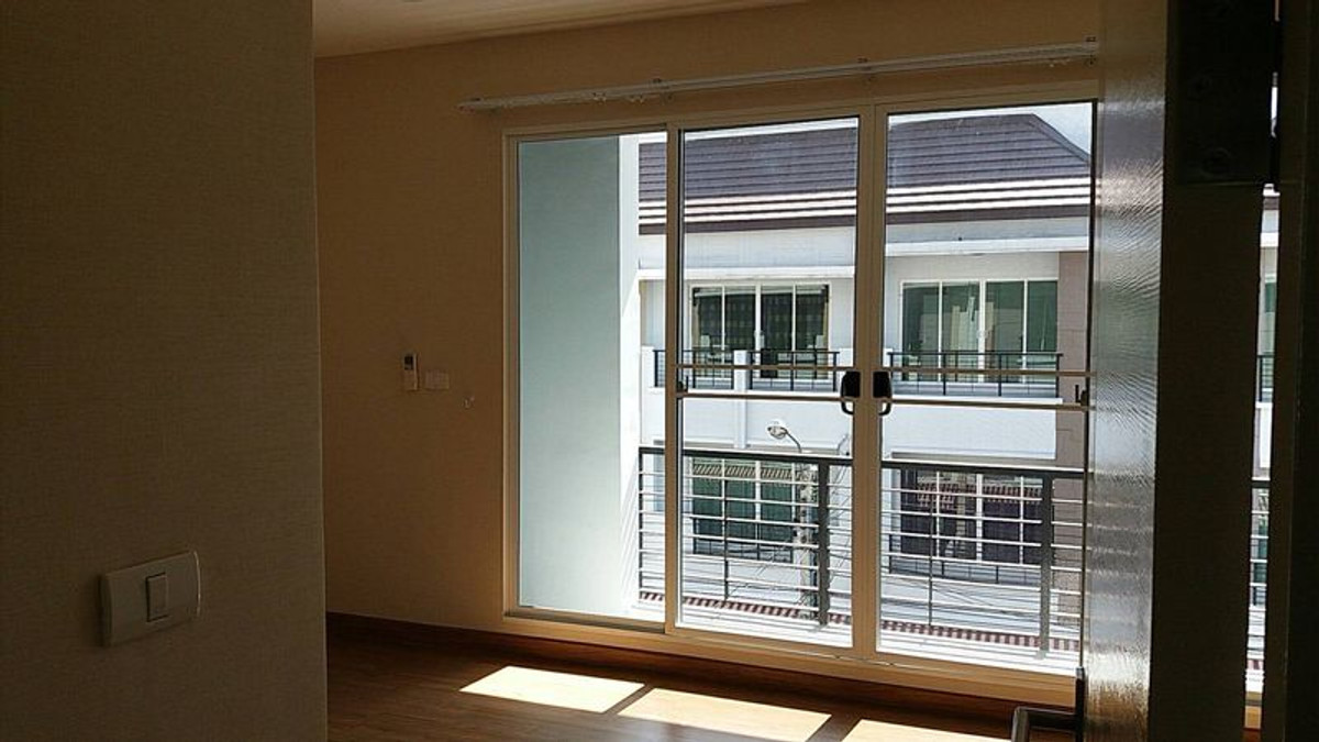 For SaleTownhomeChokchai 4, Ladprao 71, Ladprao 48, : 3-story townhome for sale Baan Klang Muang village next to road Near Central Eastville Good price, very good location Contact Phuengrati 0619419639