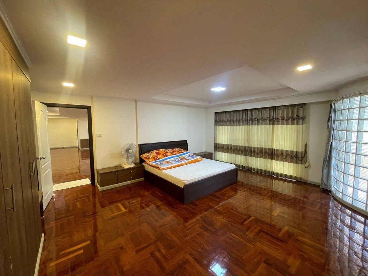For RentCondoSukhumvit, Asoke, Thonglor : For rent D.H. Grand Tower Sukhumvit 39, 4th floor, 280 sq m, 3 bedrooms, 4 bathrooms, condo near BTS and department stores. Complete electrical appliances and furniture Ready to move in, price 75,000 baht, pets allowed.