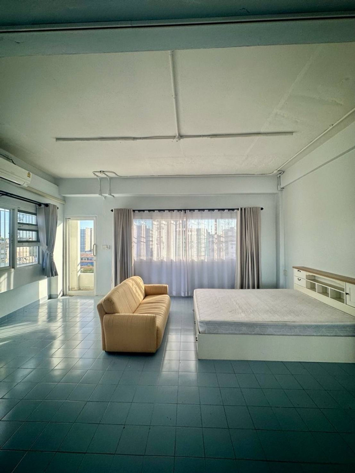 For RentShop HouseSamut Prakan,Samrong : Commercial building for rent near MRTA Samrong, just 1 minute.