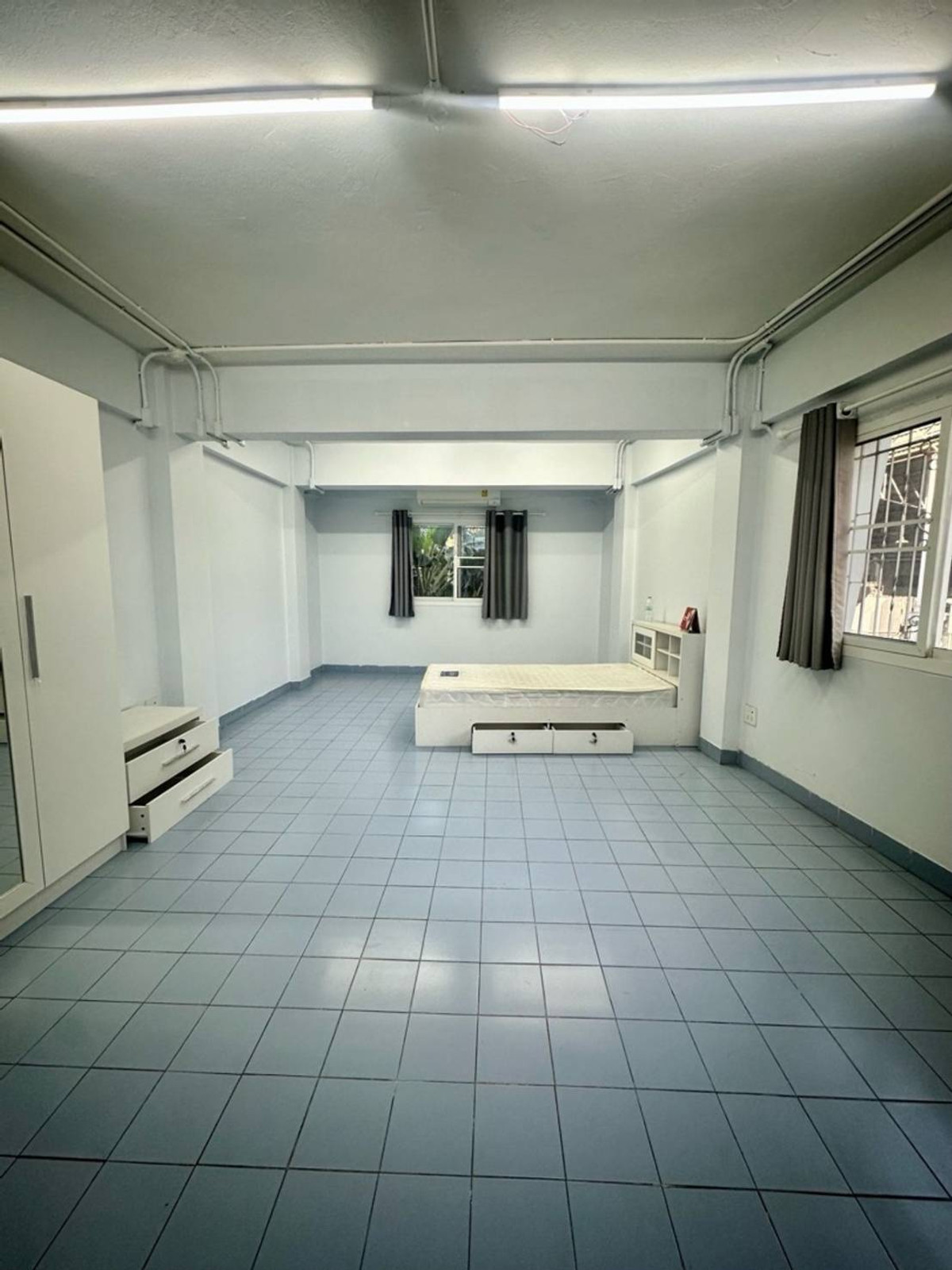 For RentShop HouseSamut Prakan,Samrong : Commercial building for rent near MRTA Samrong, just 1 minute.