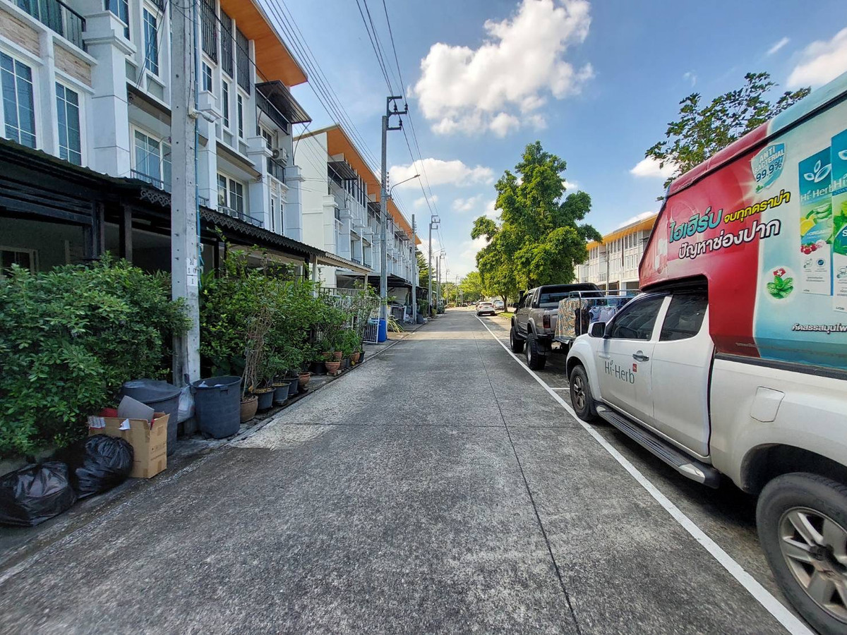 ทาวน์โฮมเกษตร นวมินทร์ ลาดปลาเค้า : ขาย/ให้เช่าทาวน์โฮม 3 ชั้น โกลเด้นทาวน์ ซ.นวมินทร์ 42  บึงกุ่ม 5 ห้องนอน 4 ห้องน้ำ ต่อเติมครบ คุ้มค่าทุกตารางนิ้ว