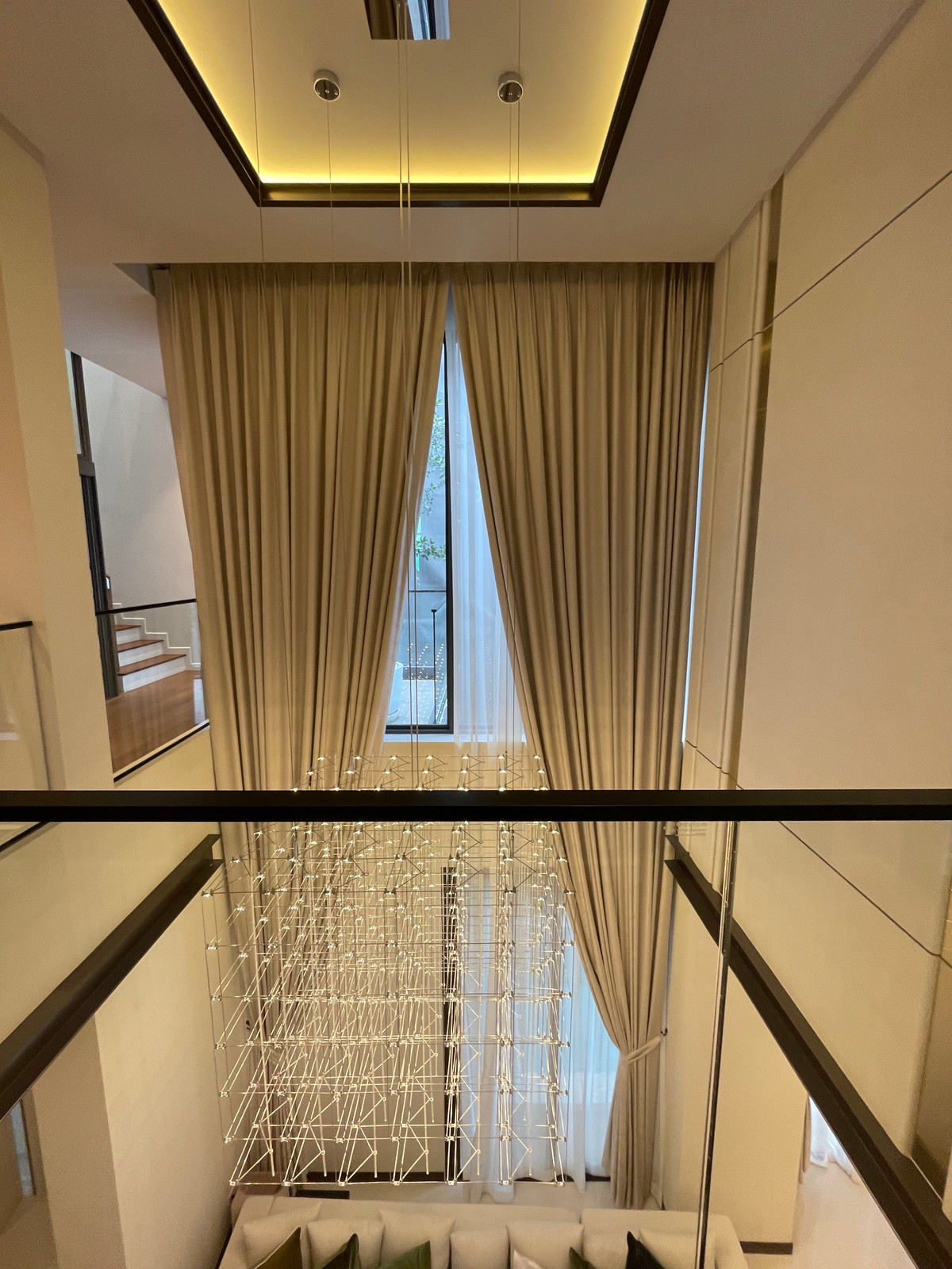 ขายบ้านโชคชัย4 ลาดพร้าว71 : ขายบ้านเดี่ยว Super Luxury THIRRA Ladprao แบบ Signature 575 ตร.ม. พร้อมสระว่ายน้ำส่วนตัว ตกแต่งครบพร้อมเครื่องใช้ไฟฟ้า ใกล้ MRT ภาวนา เพียง 700 ม.