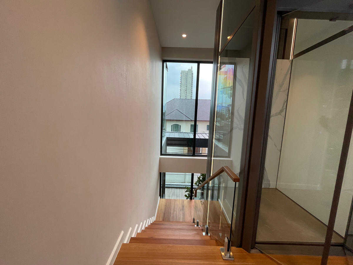 ขายบ้านโชคชัย4 ลาดพร้าว71 : ขายบ้านเดี่ยว Super Luxury THIRRA Ladprao แบบ Signature 575 ตร.ม. พร้อมสระว่ายน้ำส่วนตัว ตกแต่งครบพร้อมเครื่องใช้ไฟฟ้า ใกล้ MRT ภาวนา เพียง 700 ม.