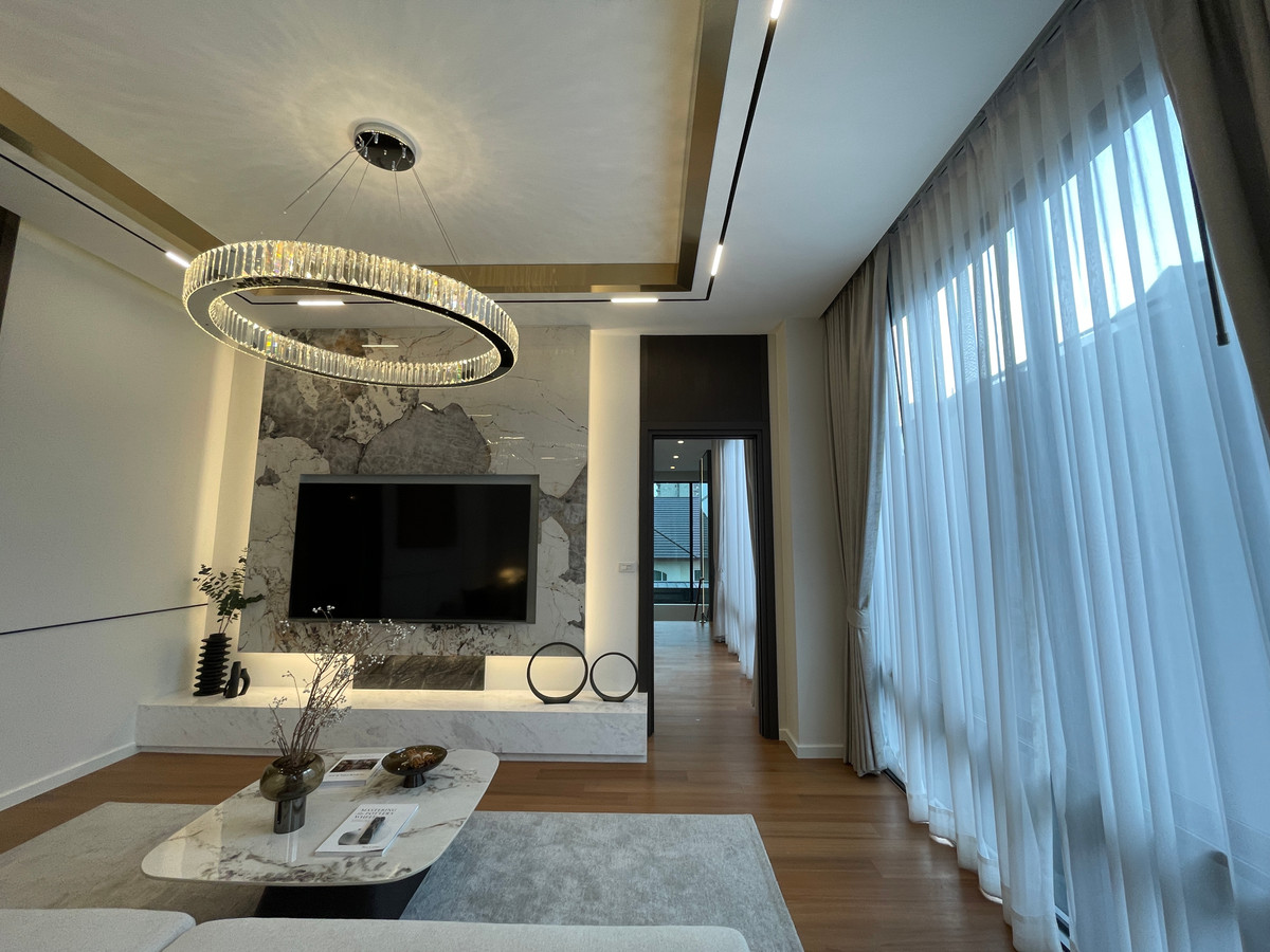 ขายบ้านโชคชัย4 ลาดพร้าว71 : ขายบ้านเดี่ยว Super Luxury THIRRA Ladprao แบบ Signature 575 ตร.ม. พร้อมสระว่ายน้ำส่วนตัว ตกแต่งครบพร้อมเครื่องใช้ไฟฟ้า ใกล้ MRT ภาวนา เพียง 700 ม.