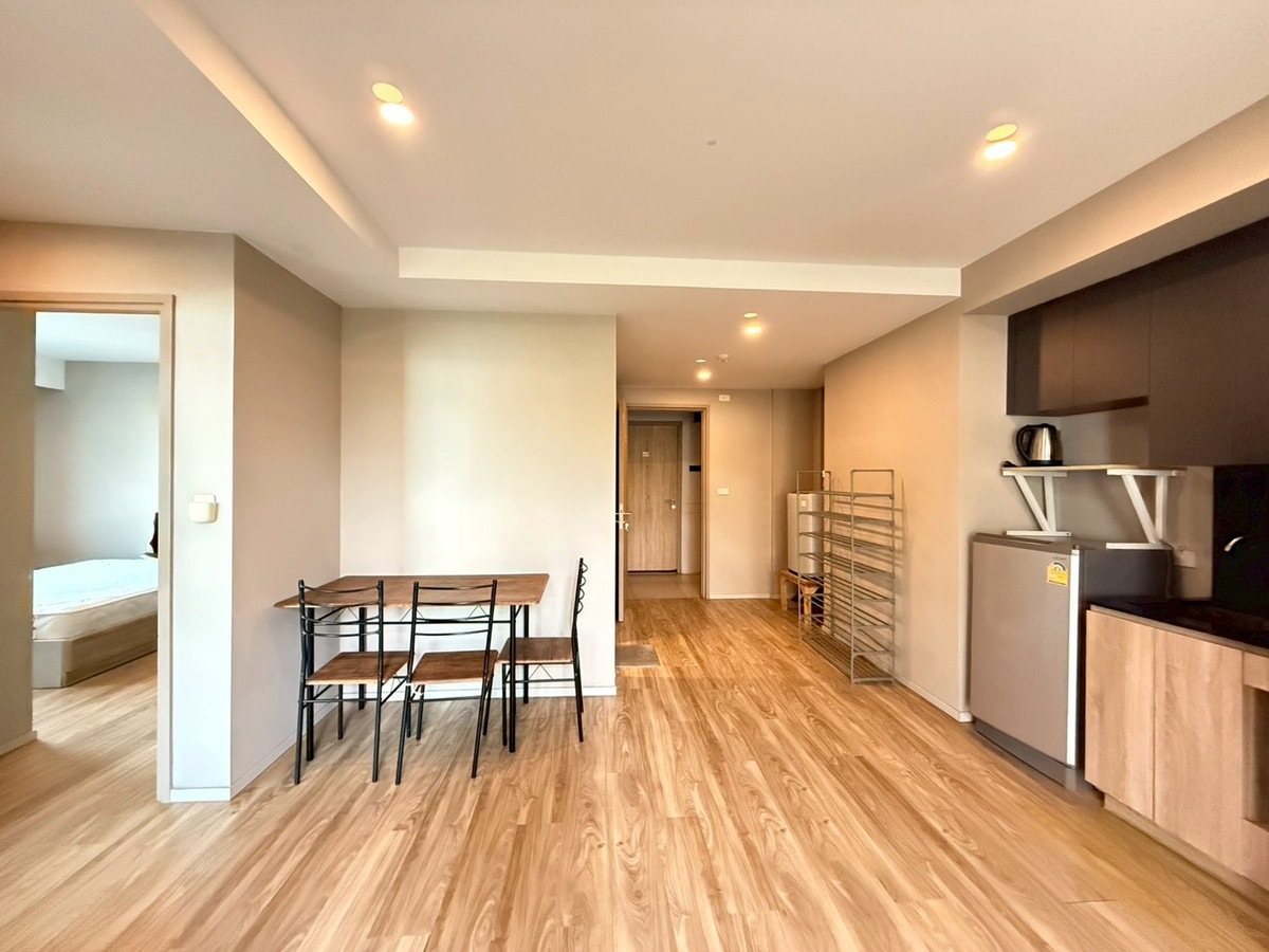 For RentCondoSathorn, Narathiwat : Urgent for rent, 2 bedrooms, large room, cheap price, quiet, shady corner. Near BTS Surasak