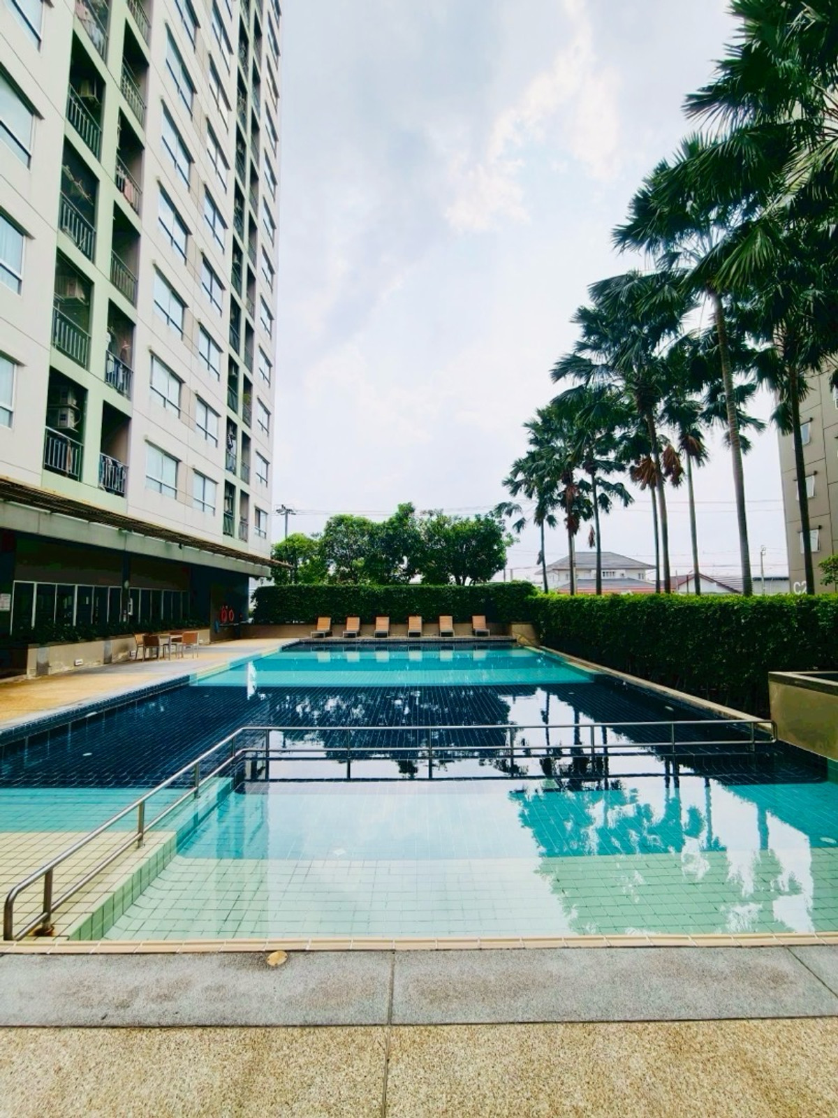 ขายคอนโดนวมินทร์ รามอินทรา : ขาย/เช่าด่วน! คอนโดลุมพินี พาร์ค นวมินทร์-ศรีบูรพา 
ซ.นวมินทร์36-38 คลองกุ่ม, บึงกุ่ม T. 081-834-1501 (ตี๋)