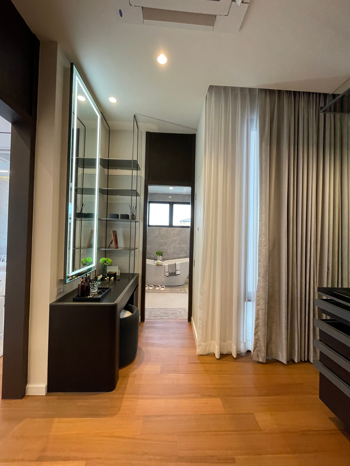 ขายบ้านโชคชัย4 ลาดพร้าว71 : ขายบ้านเดี่ยว Super Luxury THIRRA Ladprao แบบ Signature 575 ตร.ม. พร้อมสระว่ายน้ำส่วนตัว ตกแต่งครบพร้อมเครื่องใช้ไฟฟ้า ใกล้ MRT ภาวนา เพียง 700 ม.