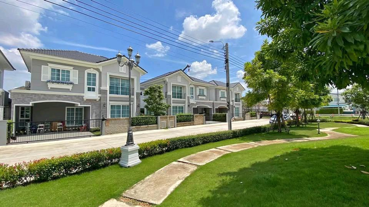 ให้เช่าบ้านสมุทรปราการ สำโรง : ให้เช่า บ้าน Golden Neo สุขุมวิทลาซาล (หน้าสวนบิ้วอินทั้งหลัง ) วิวสระ