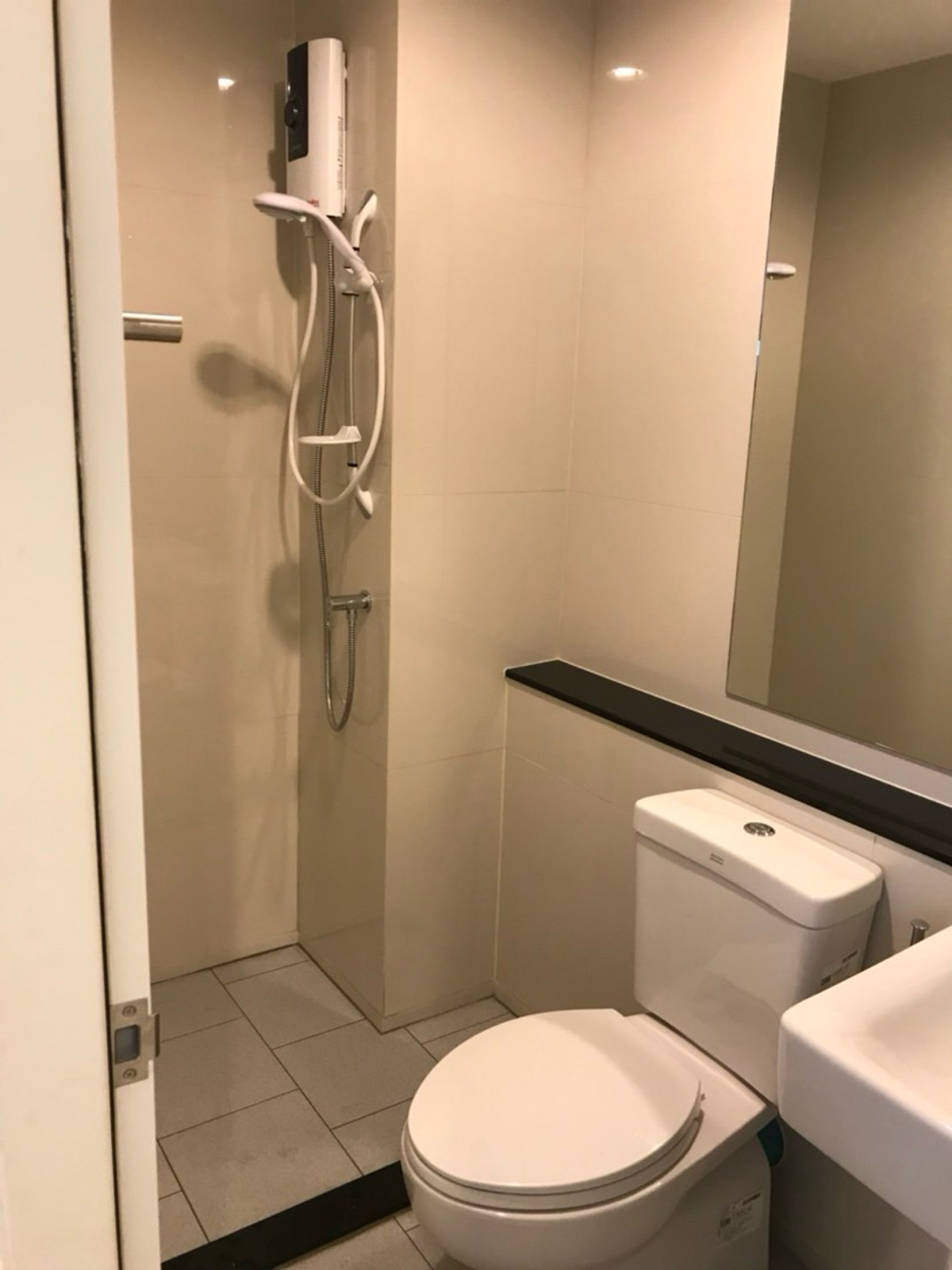 For RentCondoSamut Prakan,Samrong : For rent Aspire erawan (Aspire Erawan) 
 🛏️ 1 bedroom 🛁 1 bathroom 🛋️ 1 living room, size 27 sq m., 10th floor, Building B ✨ Price 10,000 baht ✨