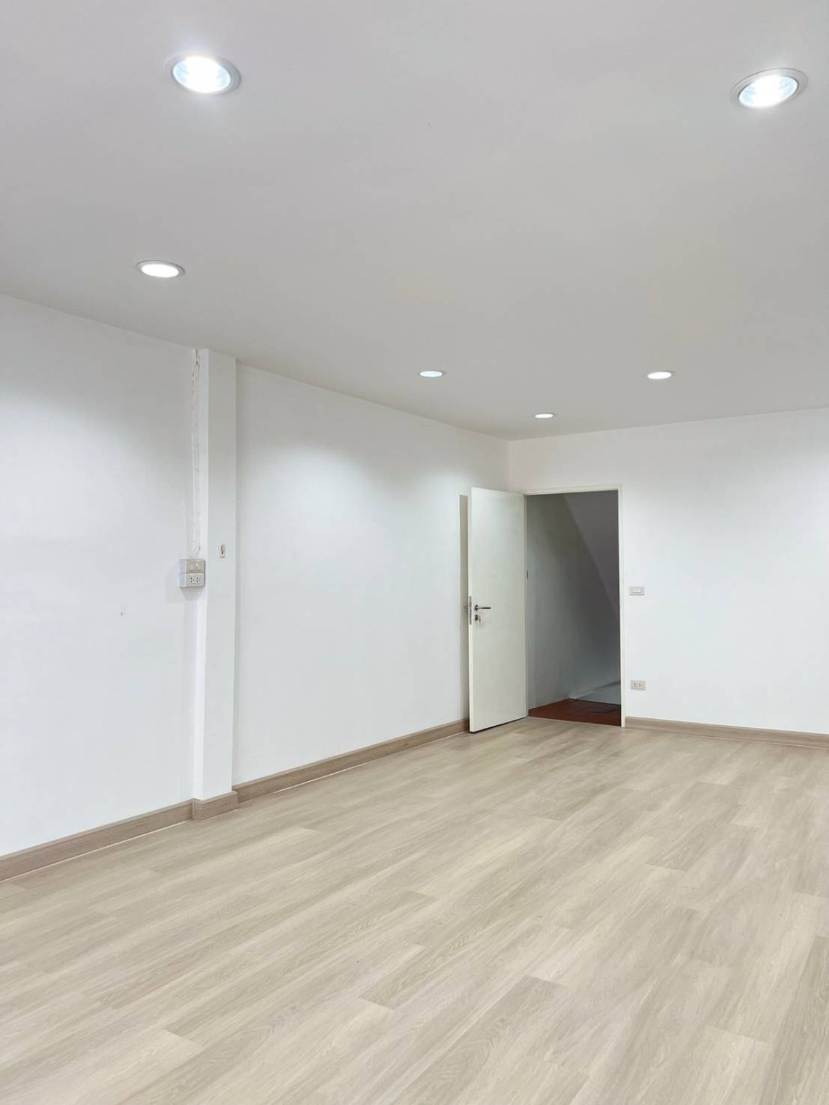 For RentShop HouseSukhumvit, Asoke, Thonglor : Commercial building for rent near BTS Bang Chak, only 2 minutes.