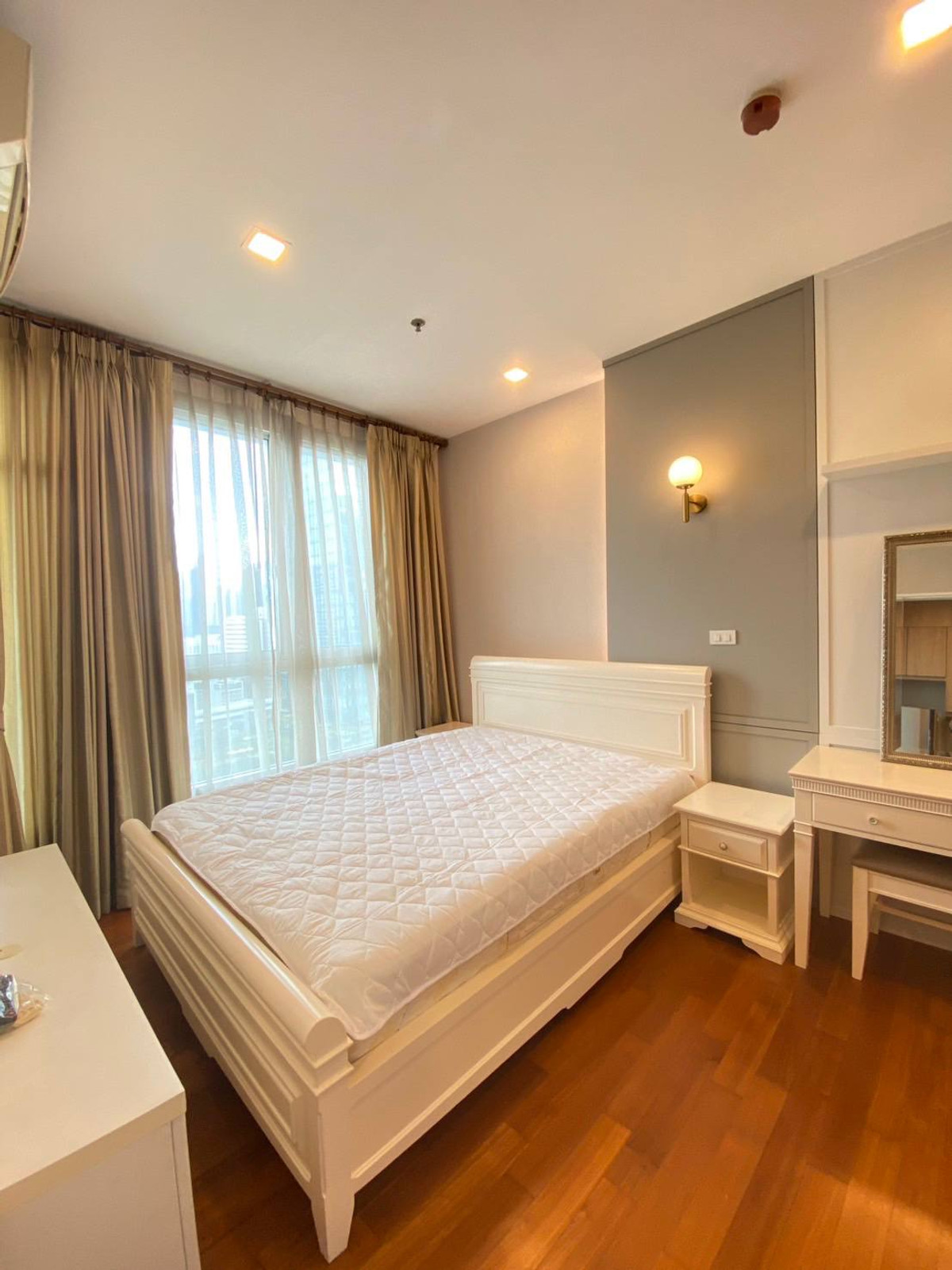For RentCondoSathorn, Narathiwat : Ivy Sathorn 10【𝐑𝐄𝐍𝐓】🔥A room with a subtle color scheme and wooden furniture giving a warm and inviting feel.🔥 Contact Line ID: @hacondo