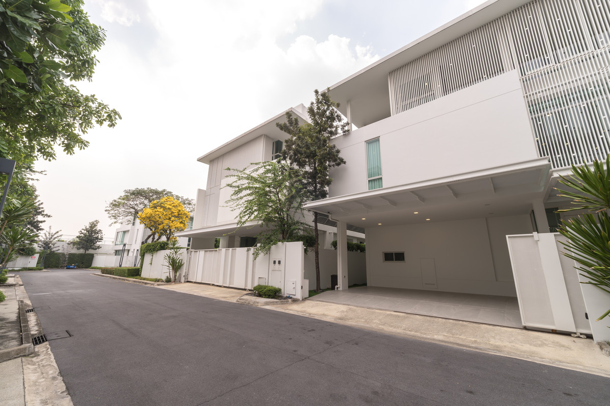 ขายบ้านเลียบทางด่วนรามอินทรา : ขายบ้านหรู VIVE เอกมัย–รามอินทรา ตกแต่งใหม่ พร้อมเข้าอยู่  พื้นที่กว้าง ฟังก์ชันครบ