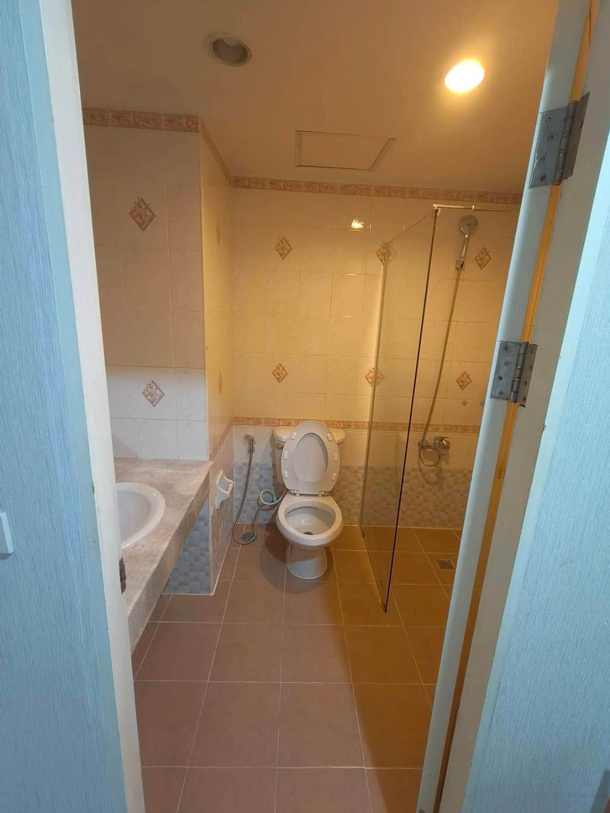 For RentCondoSilom, Saladaeng, Bangrak : Silom Terrace【𝐑𝐄𝐍𝐓】🔥Warm-toned room with wooden furniture giving a homey feel🔥 Contact Line ID: @hacondo