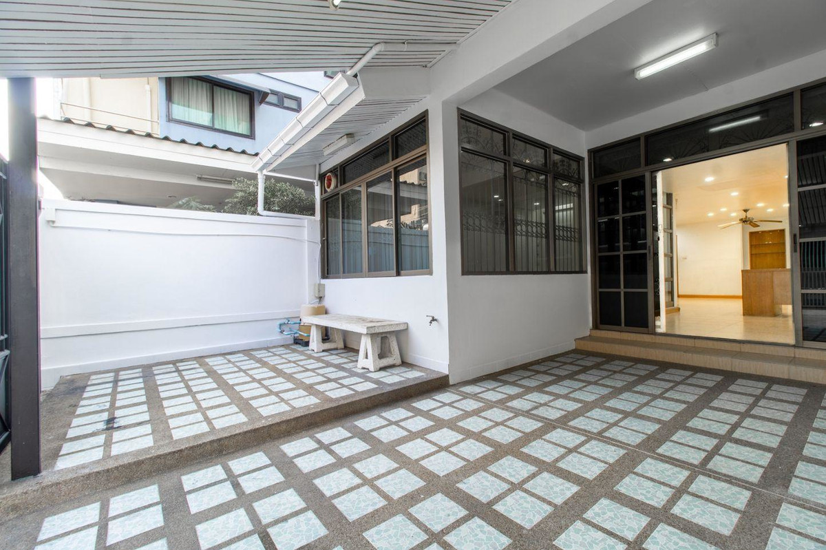 ขายทาวน์โฮมสาทร นราธิวาส : LTH14655 – Townhouse for Sale | Central Sathorn | 250 sqm | 4 Bedrooms 3 Bathrooms | Luxury Spacious Layout Prime Location | Near MRT Lumphini | 18.5 MB | ทาวน์เฮาส์ขาย สาทรกลางเมือง 250 ตร.ม. 4 ห้องนอน 3 ห้องน้ำ พื้นที่กว้าง ทำเลไพรม์ ใกล้ MRT ลุมพินี รา