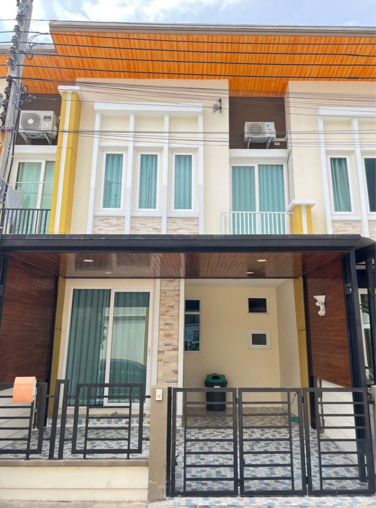 For RentTownhomeLadkrabang, Suwannaphum Airport : Townhome for rent, Golden Town Chaloem Phrakiat-Suan Luang, near Ramkhamhaeng University 2 and mega bangna.
