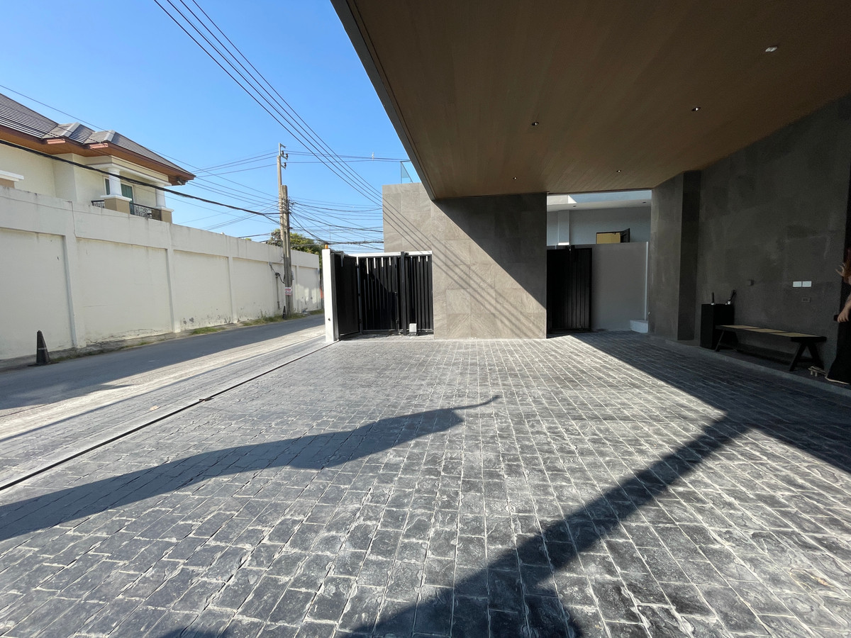 ขายบ้านโชคชัย4 ลาดพร้าว71 : ขายบ้านเดี่ยว Super Luxury THIRRA Ladprao แบบ Signature 575 ตร.ม. พร้อมสระว่ายน้ำส่วนตัว ตกแต่งครบพร้อมเครื่องใช้ไฟฟ้า ใกล้ MRT ภาวนา เพียง 700 ม.