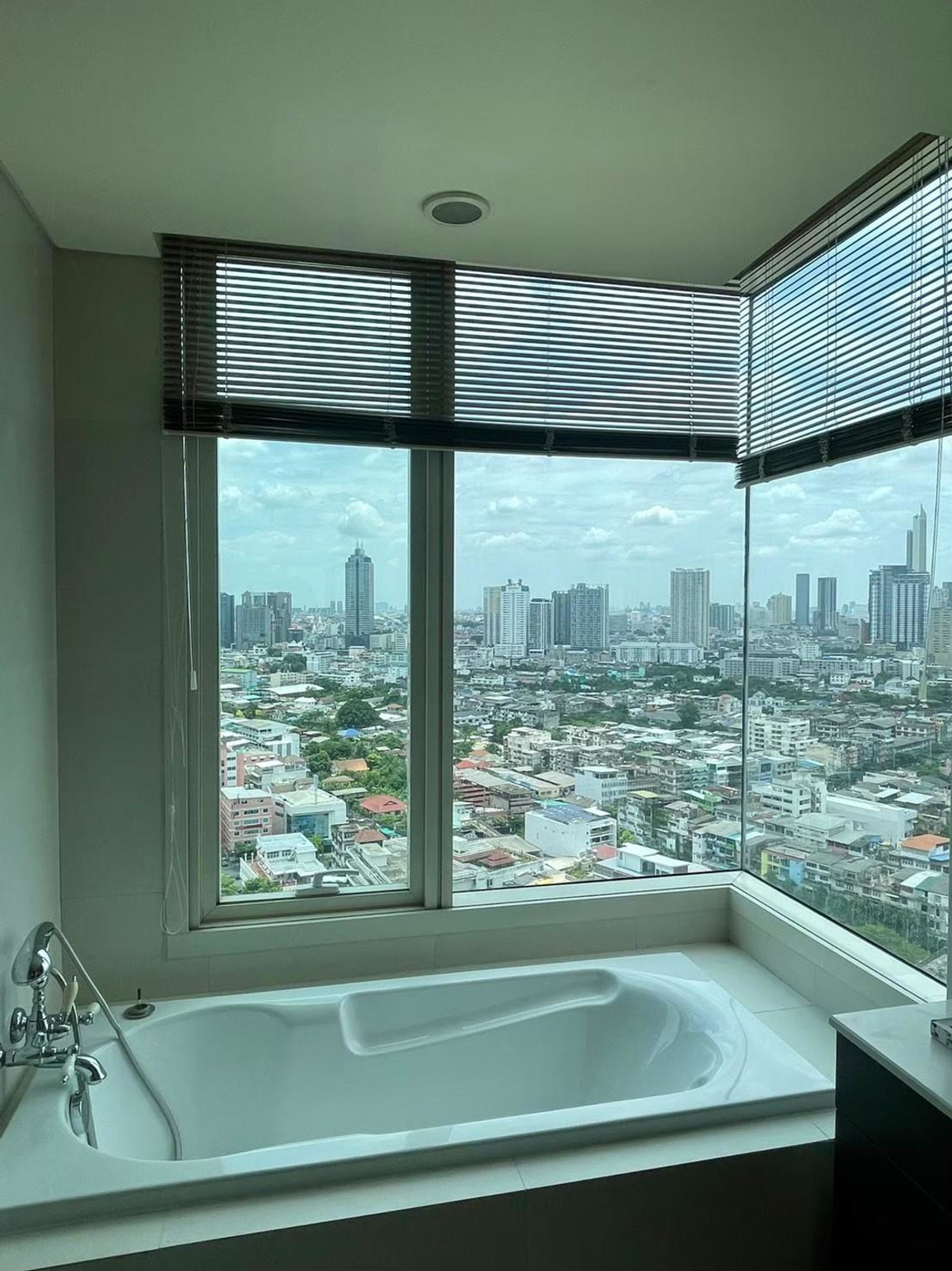 For RentCondoWongwianyai, Charoennakor : LTH14662 – Luxury High Floor River View Residence | Condo for Rent | Watermark Chaophraya River | 146 sqm | 3 Bedrooms 3 Bathrooms | Near BTS Krung Thon Buri | 54,000 THB/Month | Condo for rent Watermark Chaophraya River 146 sq m. 3 bedrooms, 3 bathrooms