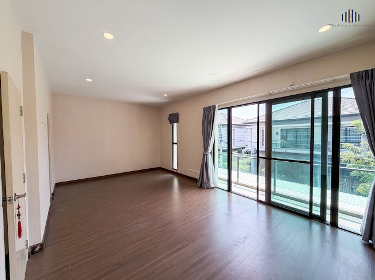 For SaleHousePattanakan, Srinakarin : Exceptional Value – A spacious family home with usable space for the whole family and a private backyard that does not face any neighbors. For sale: 2-storey detached house at The City Pattanakarn, a quality project by AP Thailand. Land size 66.5 sq.wah, 