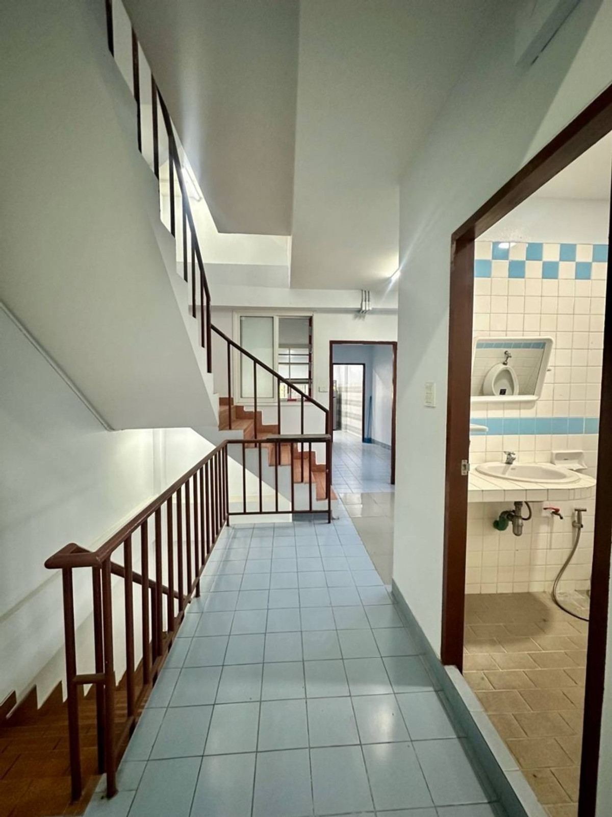 For RentShop HouseSamut Prakan,Samrong : Commercial building for rent near MRTA Samrong, just 1 minute.