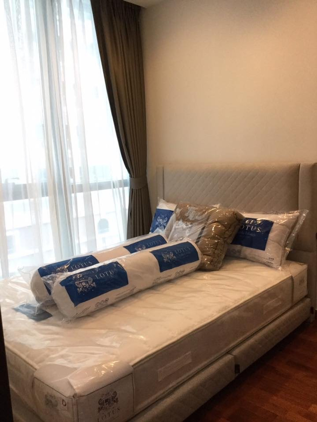 For RentCondoRatchathewi,Phayathai : Wish Signature Midtown Siam 1【𝐑𝐄𝐍𝐓】🔥Beautiful room with luxurious tones, plenty of natural light, and a great atmosphere!🔥 Contact Line ID: @hacondo