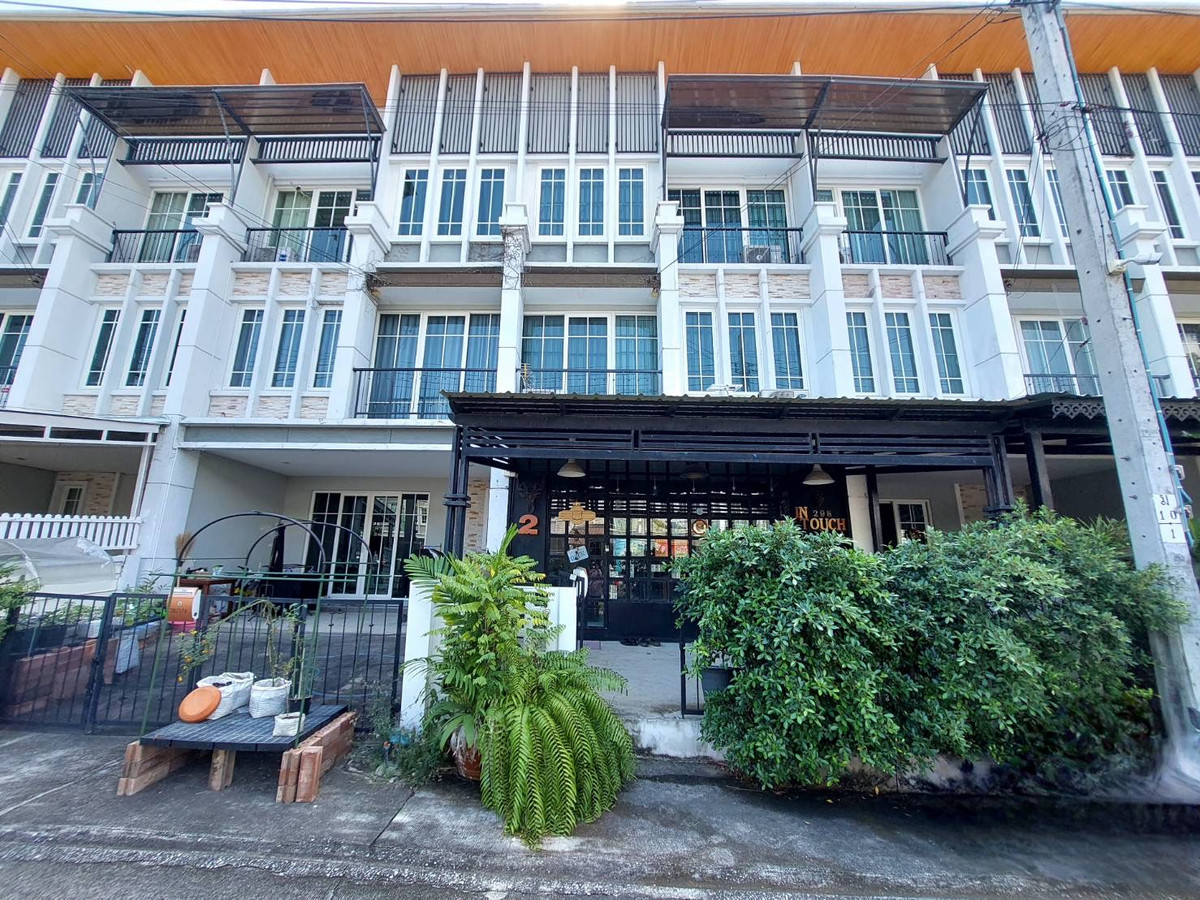 TownhomeKaset Nawamin,Ladplakao : For sale/rent, 3-story townhome, Golden Town, Soi Nawamin 42, Bueng Kum, 5 bedrooms, 4 bathrooms, fully renovated, worth every square inch.