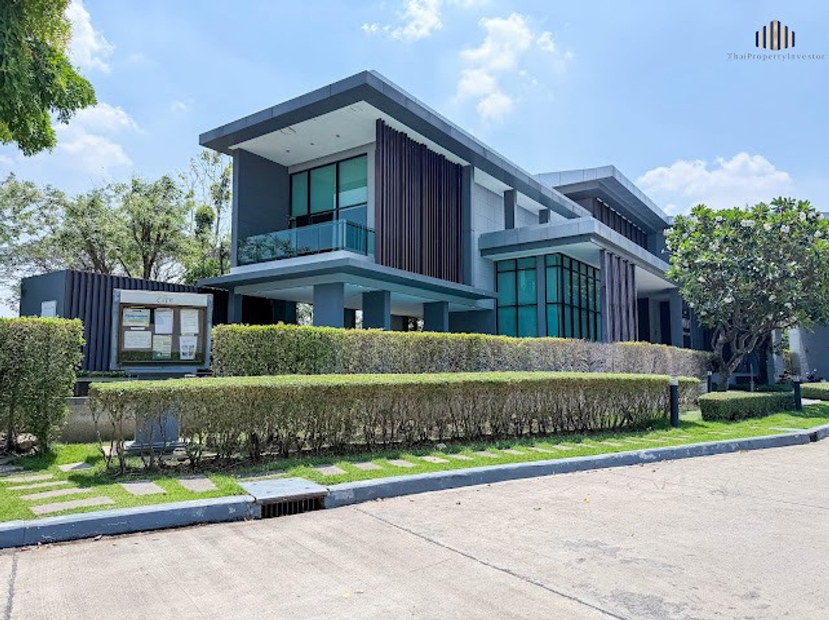 For SaleHousePattanakan, Srinakarin : Exceptional Value – A spacious family home with usable space for the whole family and a private backyard that does not face any neighbors. For sale: 2-storey detached house at The City Pattanakarn, a quality project by AP Thailand. Land size 66.5 sq.wah, 