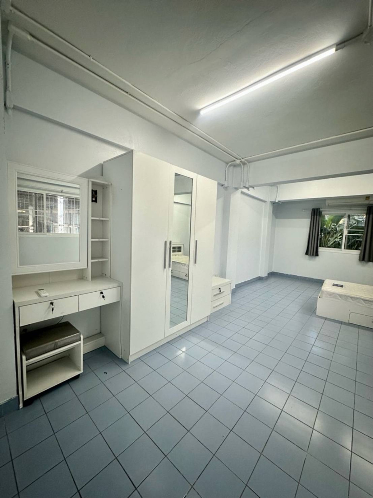 For RentShop HouseSamut Prakan,Samrong : Commercial building for rent near MRTA Samrong, just 1 minute.