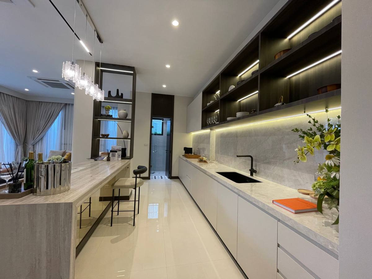 ขายบ้านโชคชัย4 ลาดพร้าว71 : ขายบ้านเดี่ยว Super Luxury THIRRA Ladprao แบบ Signature 575 ตร.ม. พร้อมสระว่ายน้ำส่วนตัว ตกแต่งครบพร้อมเครื่องใช้ไฟฟ้า ใกล้ MRT ภาวนา เพียง 700 ม.