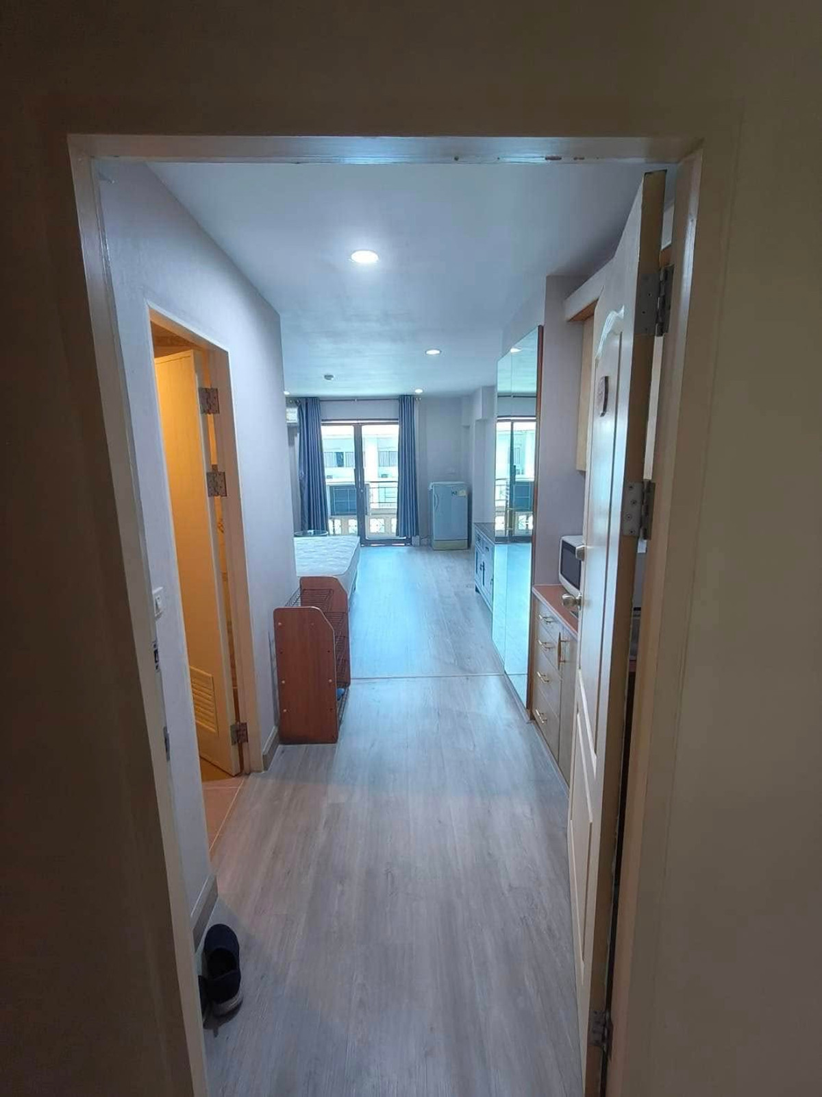 For RentCondoSilom, Saladaeng, Bangrak : Silom Terrace【𝐑𝐄𝐍𝐓】🔥Warm-toned room with wooden furniture giving a homey feel🔥 Contact Line ID: @hacondo