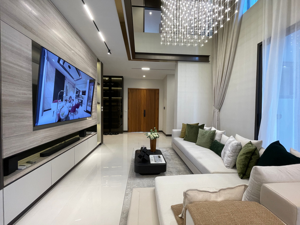 ขายบ้านโชคชัย4 ลาดพร้าว71 : ขายบ้านเดี่ยว Super Luxury THIRRA Ladprao แบบ Signature 575 ตร.ม. พร้อมสระว่ายน้ำส่วนตัว ตกแต่งครบพร้อมเครื่องใช้ไฟฟ้า ใกล้ MRT ภาวนา เพียง 700 ม.