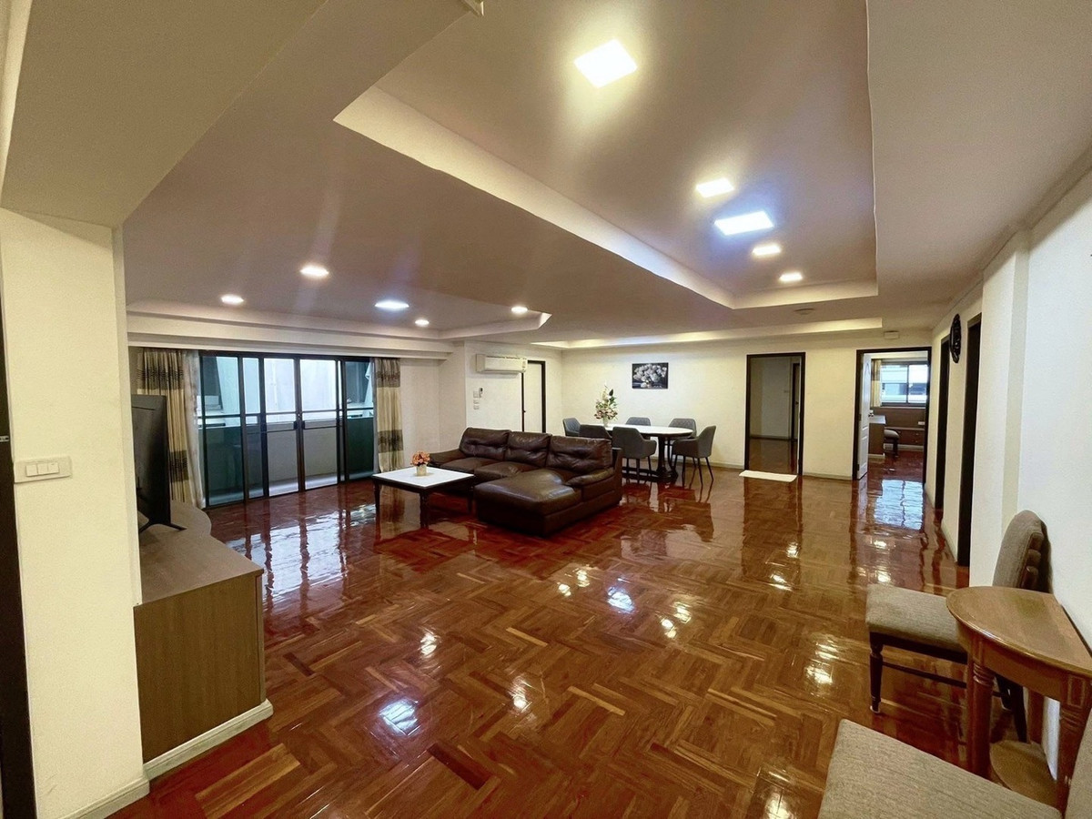 For RentCondoSukhumvit, Asoke, Thonglor : For rent D.H. Grand Tower Sukhumvit 39, 4th floor, 280 sq m, 3 bedrooms, 4 bathrooms, condo near BTS and department stores. Complete electrical appliances and furniture Ready to move in, price 75,000 baht, pets allowed.