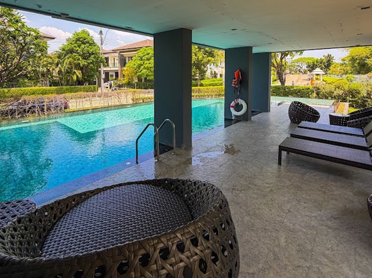 For SaleHousePattanakan, Srinakarin : Exceptional Value – A spacious family home with usable space for the whole family and a private backyard that does not face any neighbors. For sale: 2-storey detached house at The City Pattanakarn, a quality project by AP Thailand. Land size 66.5 sq.wah, 