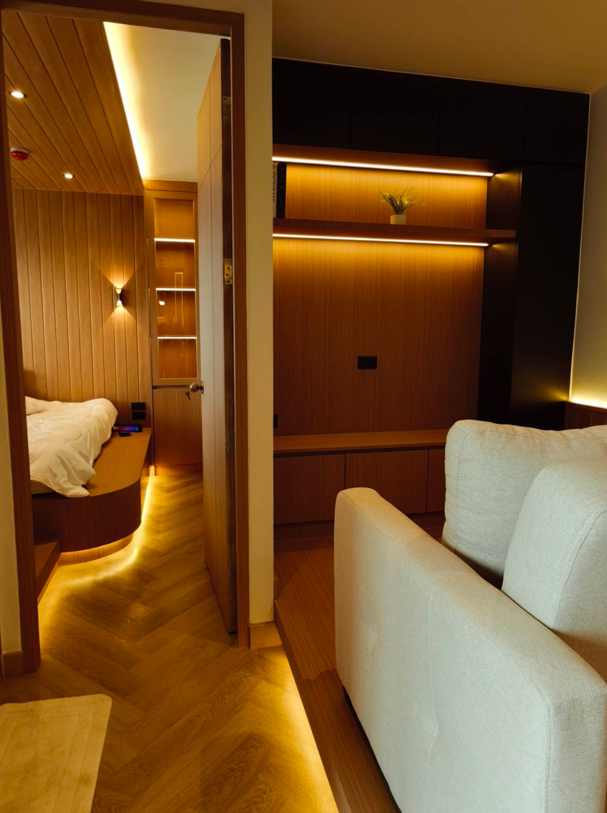 For SaleCondoPattanakan, Srinakarin : Corner room, beautiful built-ins, 40 sq m, Building D, 16th floor, The Parkland Srinakarin Condo.