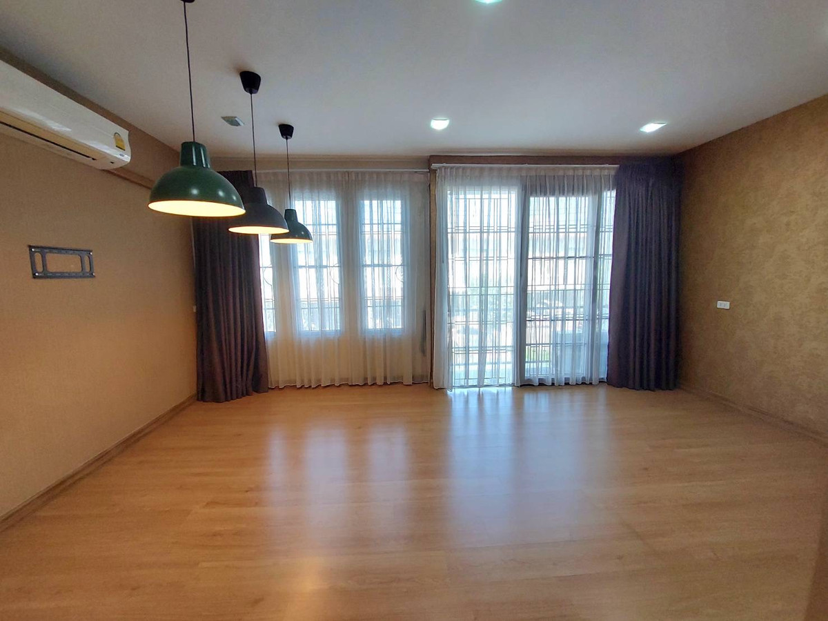 ทาวน์โฮมเกษตร นวมินทร์ ลาดปลาเค้า : ขาย/ให้เช่าทาวน์โฮม 3 ชั้น โกลเด้นทาวน์ ซ.นวมินทร์ 42  บึงกุ่ม 5 ห้องนอน 4 ห้องน้ำ ต่อเติมครบ คุ้มค่าทุกตารางนิ้ว