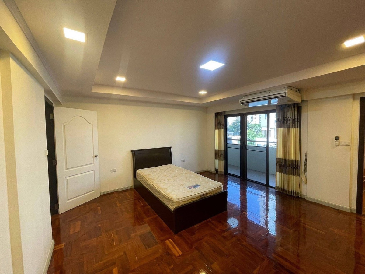 For RentCondoSukhumvit, Asoke, Thonglor : For rent D.H. Grand Tower Sukhumvit 39, 4th floor, 280 sq m, 3 bedrooms, 4 bathrooms, condo near BTS and department stores. Complete electrical appliances and furniture Ready to move in, price 75,000 baht, pets allowed.