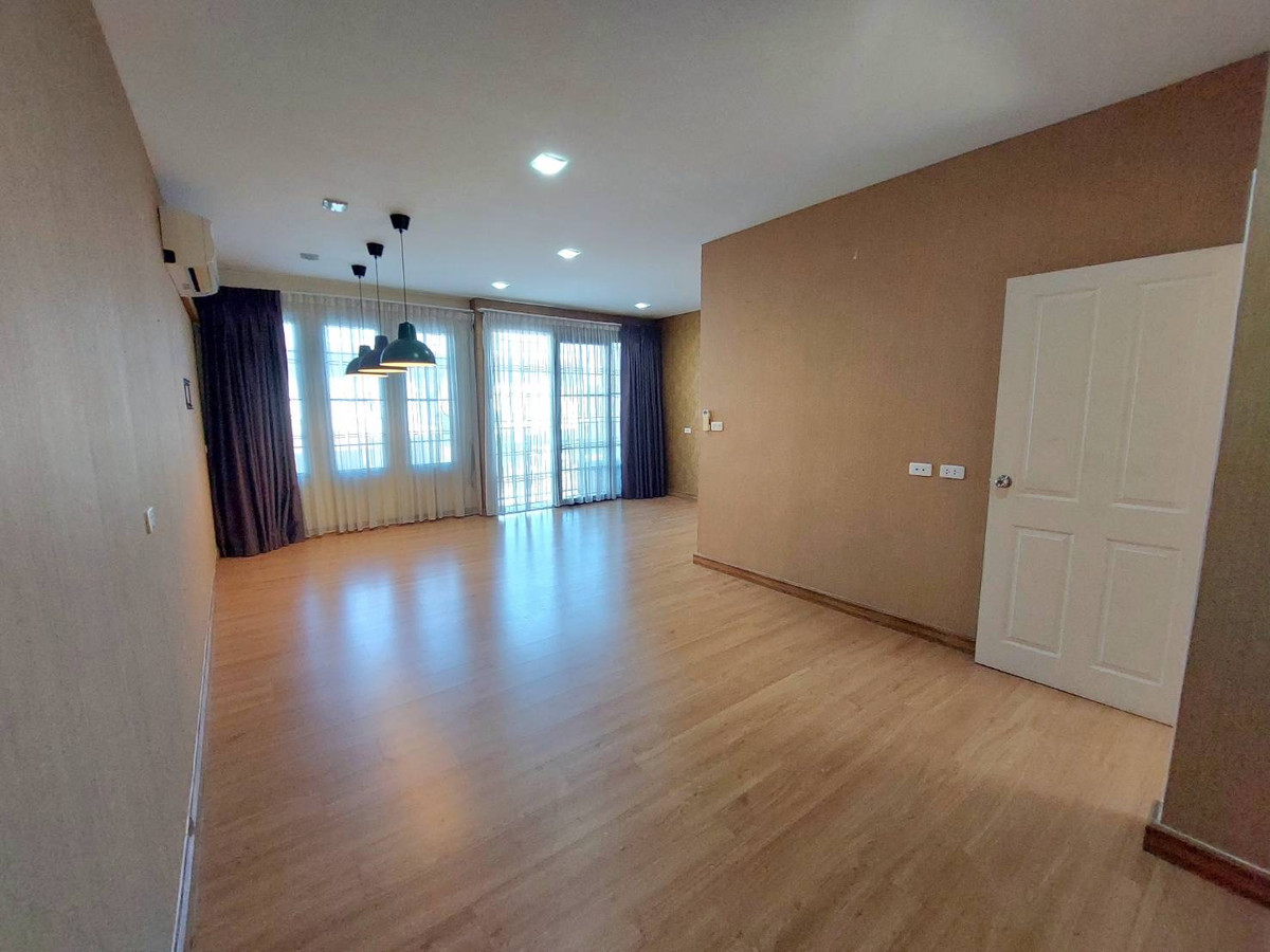 ทาวน์โฮมเกษตร นวมินทร์ ลาดปลาเค้า : ขาย/ให้เช่าทาวน์โฮม 3 ชั้น โกลเด้นทาวน์ ซ.นวมินทร์ 42  บึงกุ่ม 5 ห้องนอน 4 ห้องน้ำ ต่อเติมครบ คุ้มค่าทุกตารางนิ้ว