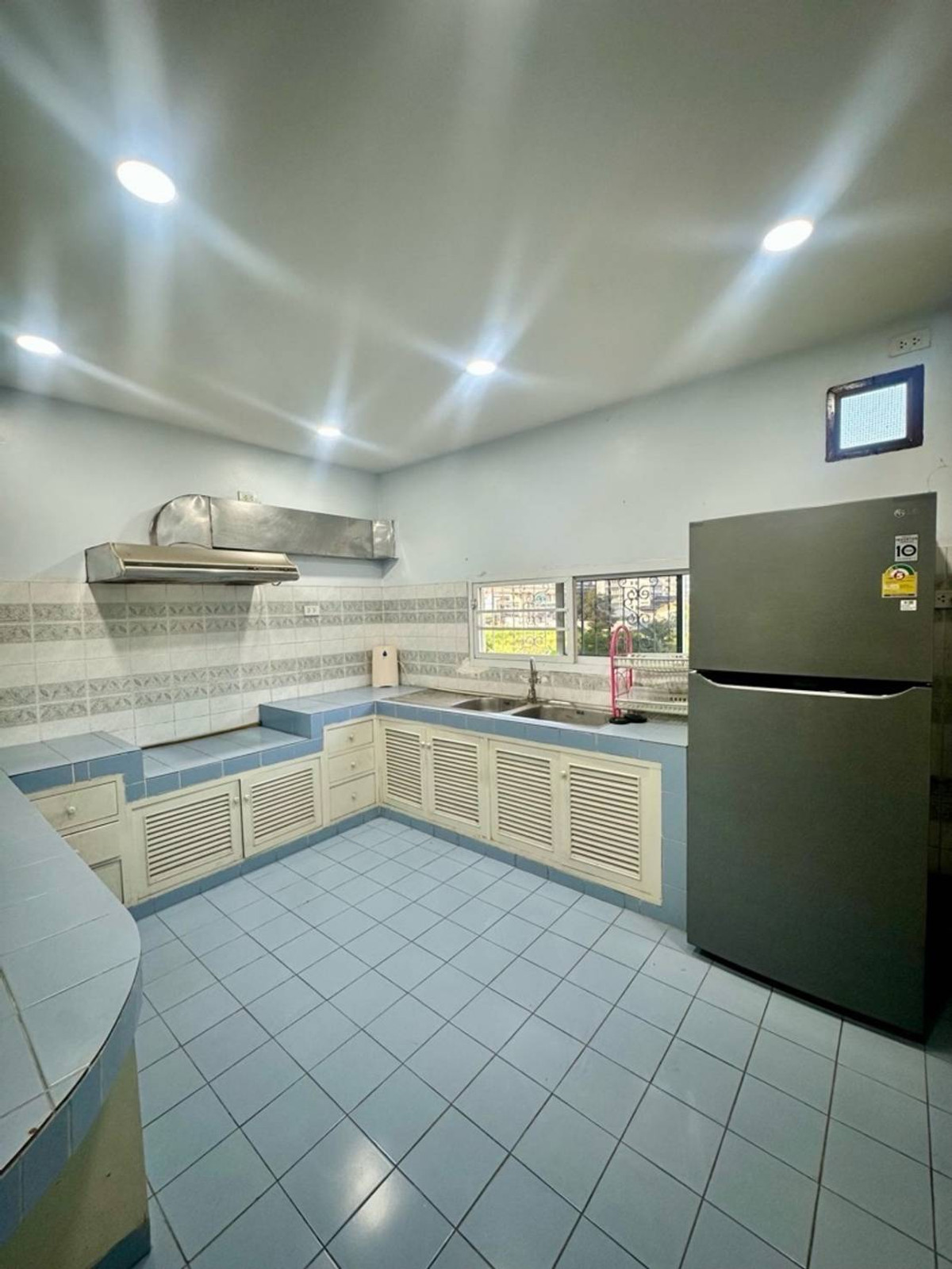 For RentShop HouseSamut Prakan,Samrong : Commercial building for rent near MRTA Samrong, just 1 minute.