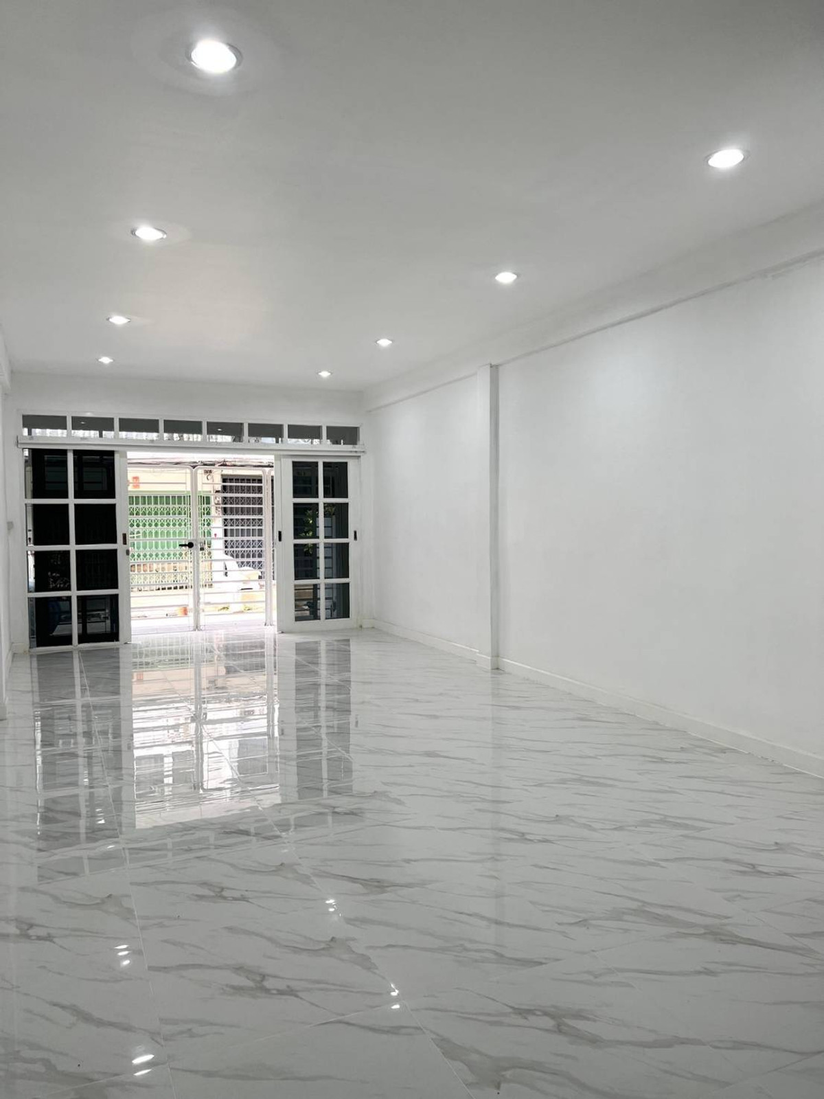 For RentShop HouseSukhumvit, Asoke, Thonglor : Commercial building for rent near BTS Bang Chak, only 2 minutes.