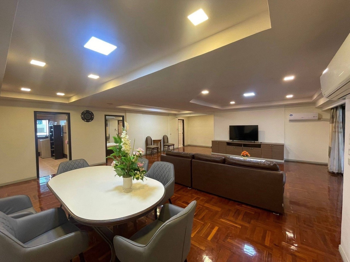 For RentCondoSukhumvit, Asoke, Thonglor : For rent D.H. Grand Tower Sukhumvit 39, 4th floor, 280 sq m, 3 bedrooms, 4 bathrooms, condo near BTS and department stores. Complete electrical appliances and furniture Ready to move in, price 75,000 baht, pets allowed.