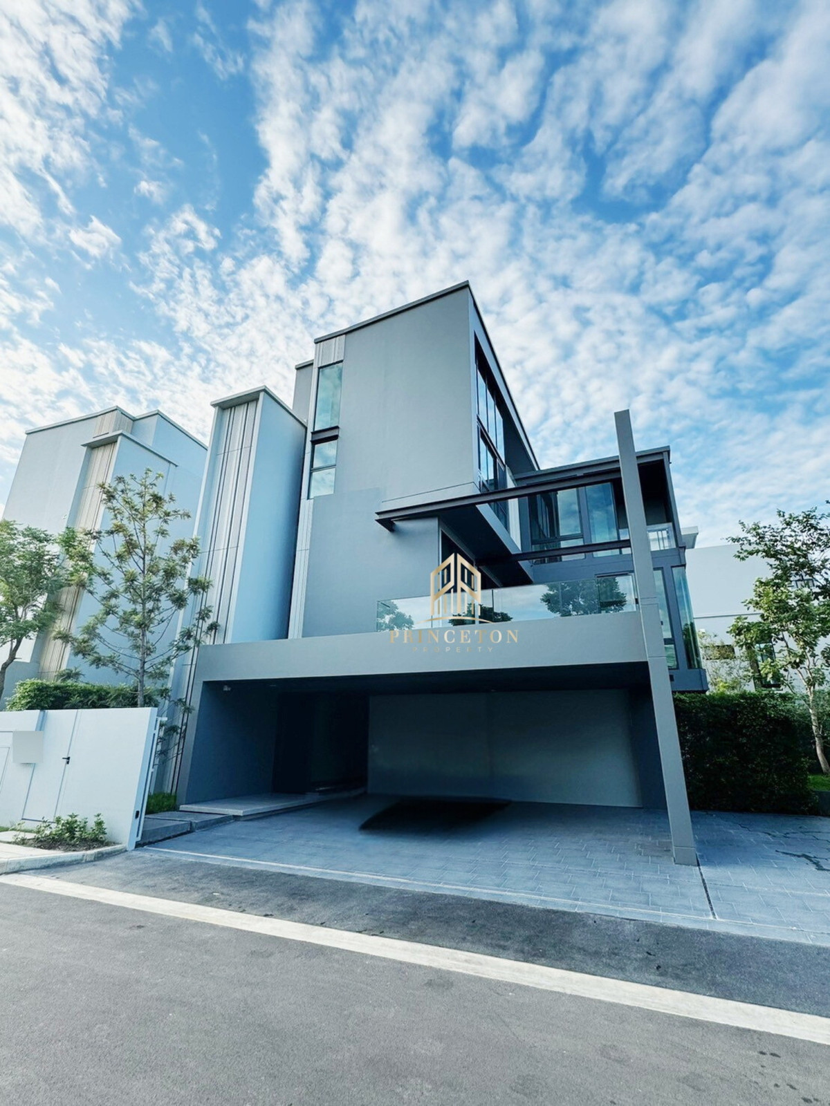 HousePattanakan, Srinakarin :  Luxury House For Sale or Rent VIVE Krungthep Kreetha next to Wellington School 📞092-4252445