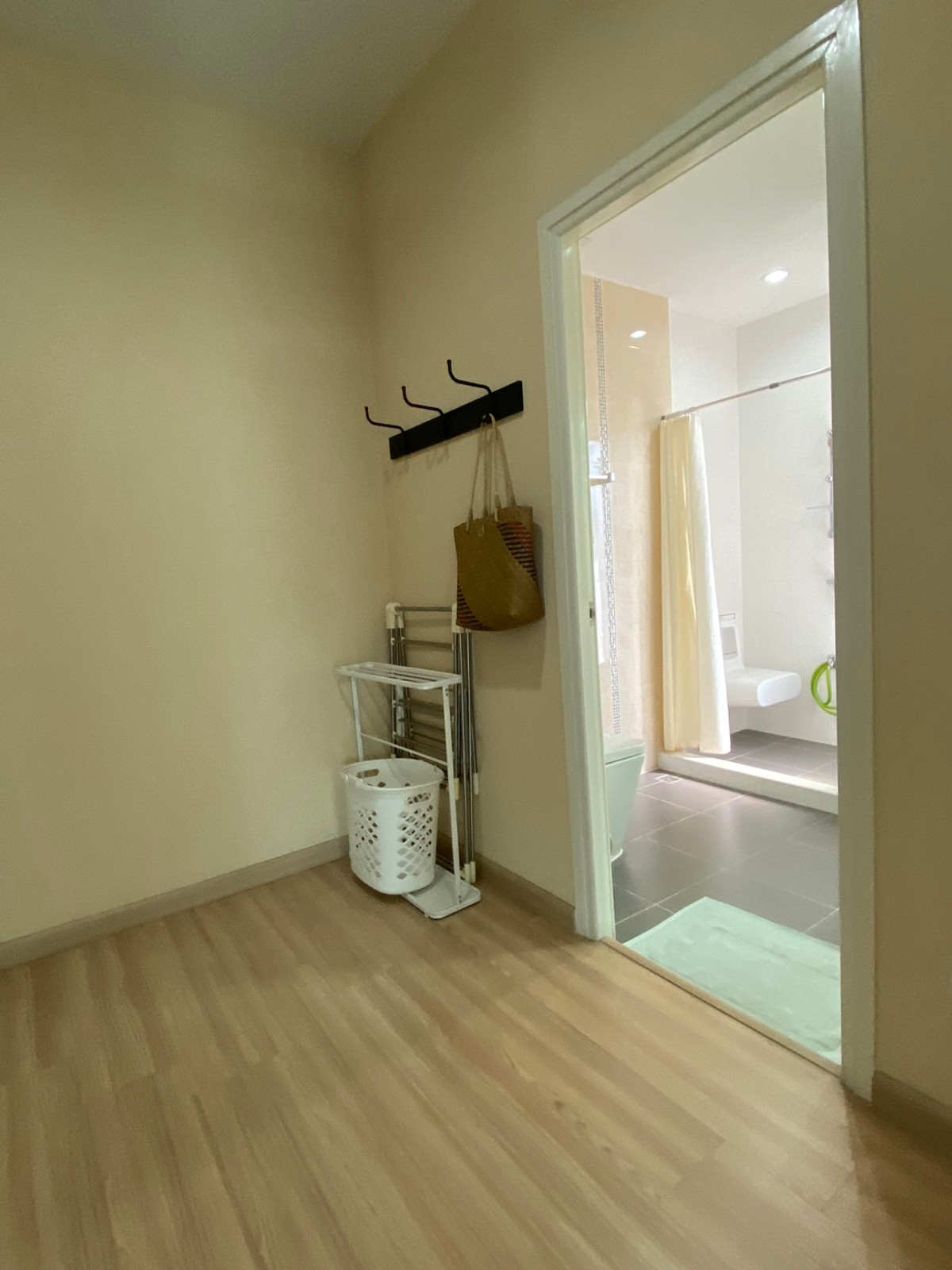 ขายบ้านสมุทรปราการ สำโรง : ขายบ้านเดี่ยว หลังมุม เลอนิโอ สุขุมวิท–เอราวัณ ใกล้ BTS โรงเรียนนายเรือ